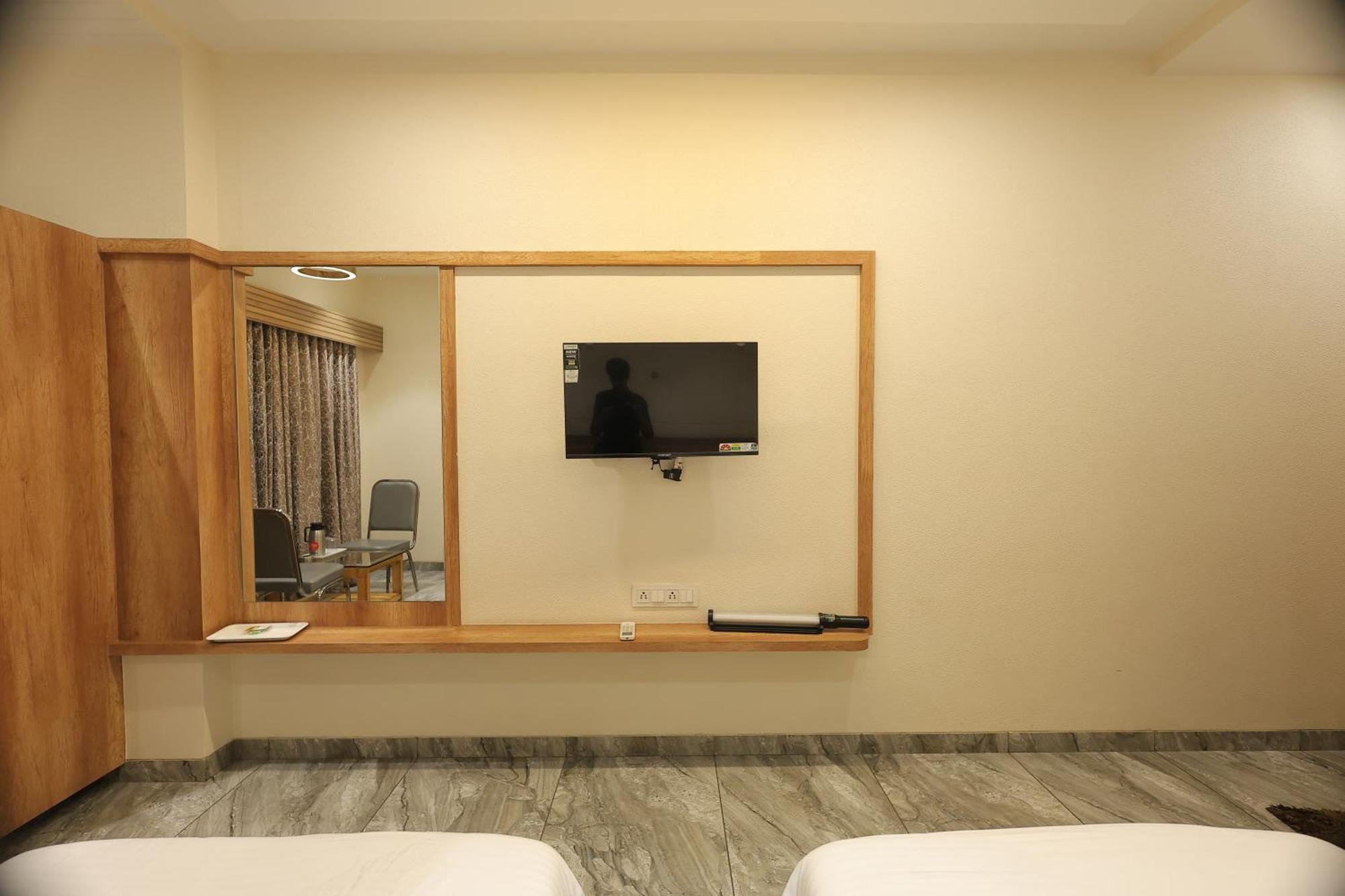 Hotel Horizon & Restaurant Сурат Екстериор снимка