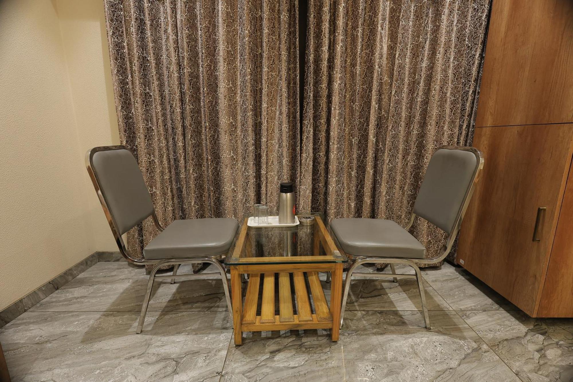 Hotel Horizon & Restaurant Сурат Екстериор снимка