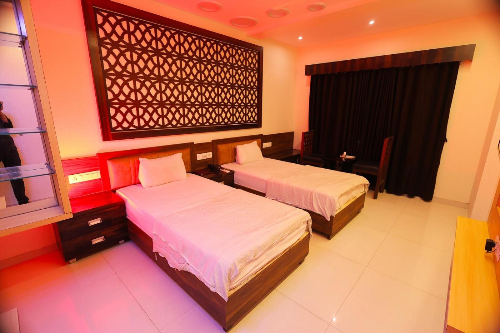 Hotel Horizon & Restaurant Сурат Екстериор снимка