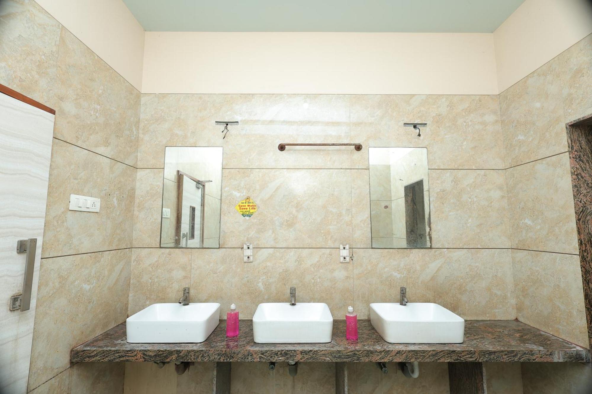 Hotel Horizon & Restaurant Сурат Екстериор снимка