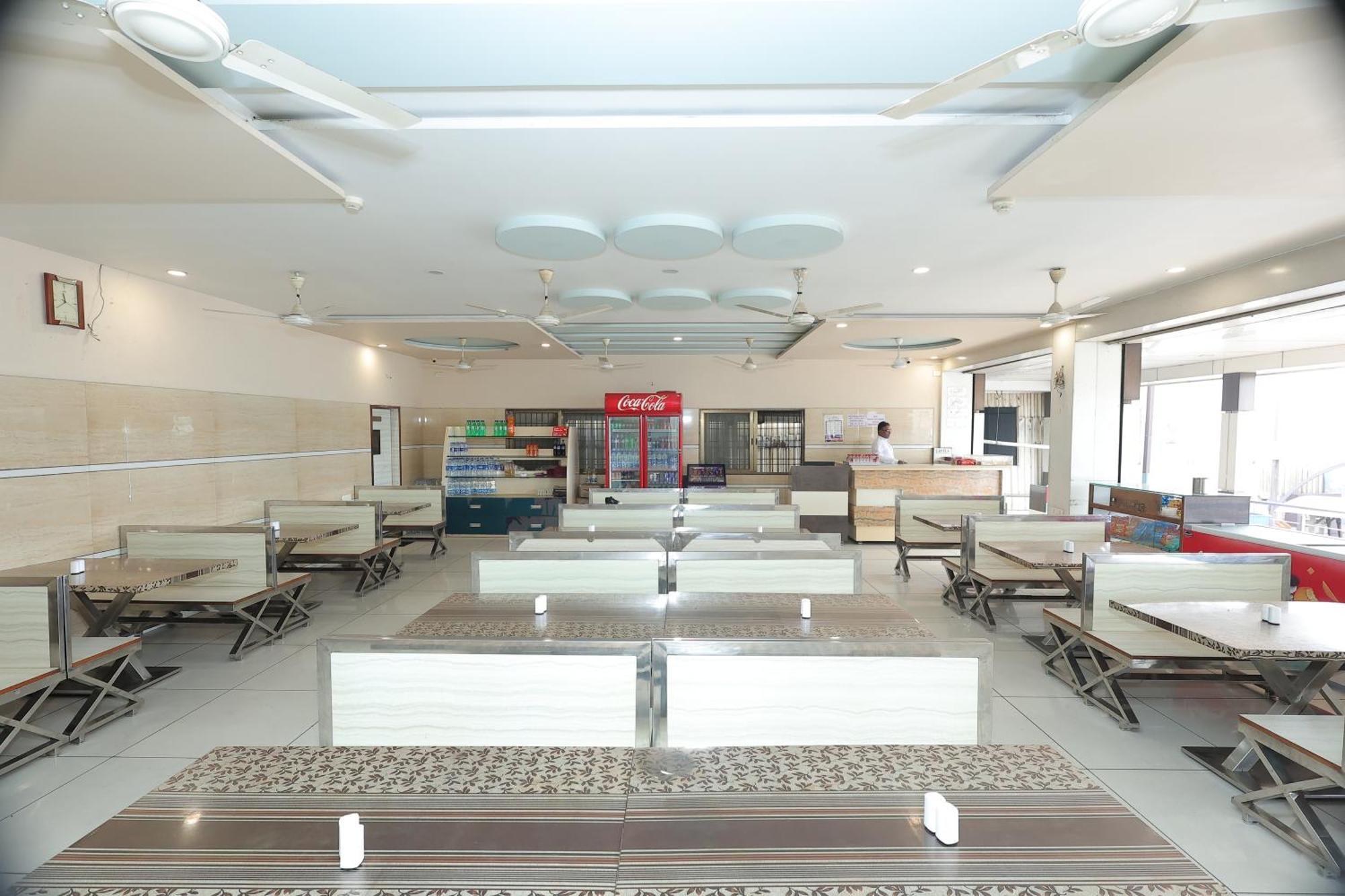 Hotel Horizon & Restaurant Сурат Екстериор снимка