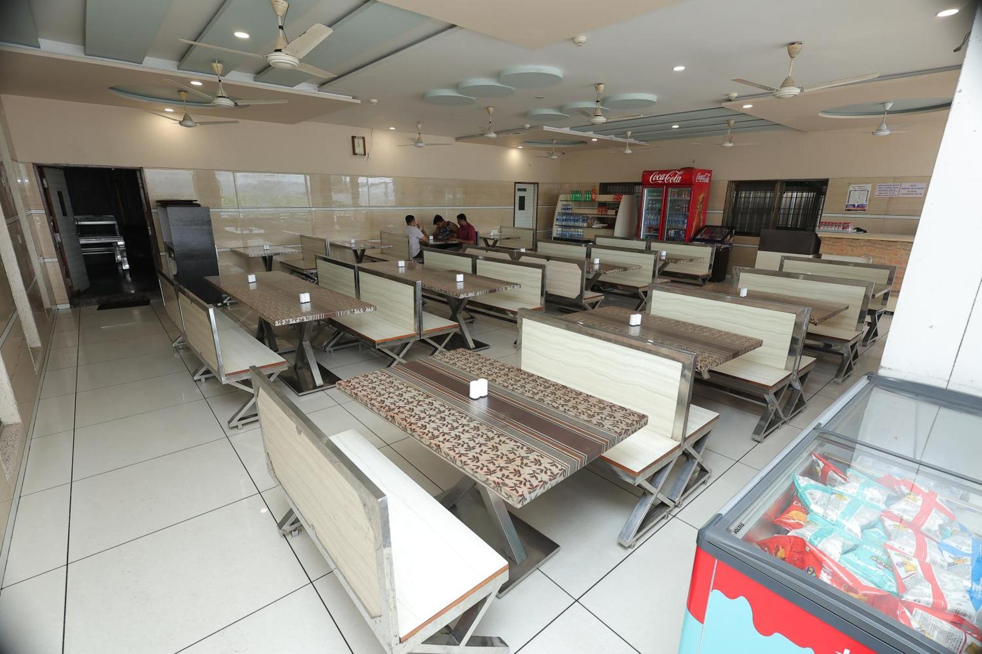 Hotel Horizon & Restaurant Сурат Екстериор снимка