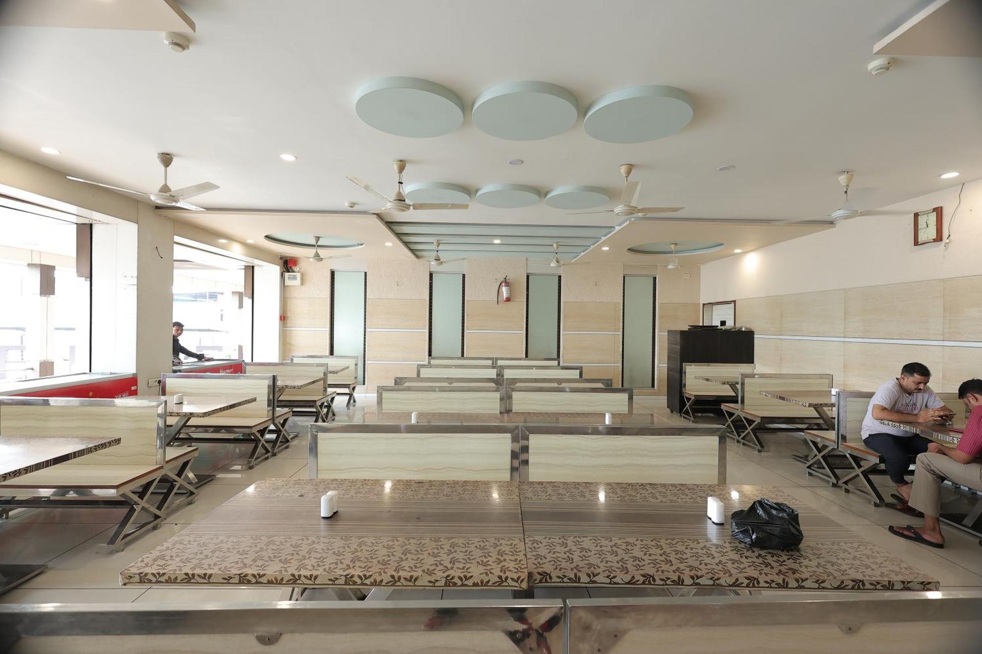 Hotel Horizon & Restaurant Сурат Екстериор снимка