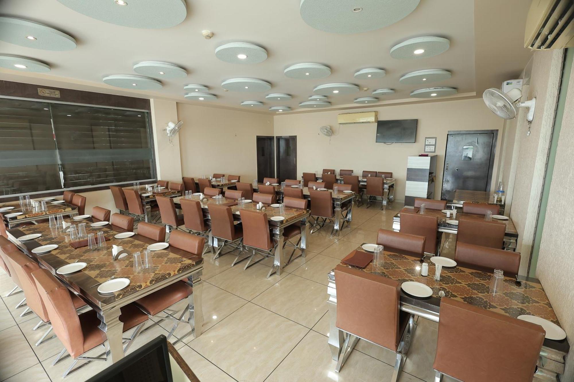 Hotel Horizon & Restaurant Сурат Екстериор снимка