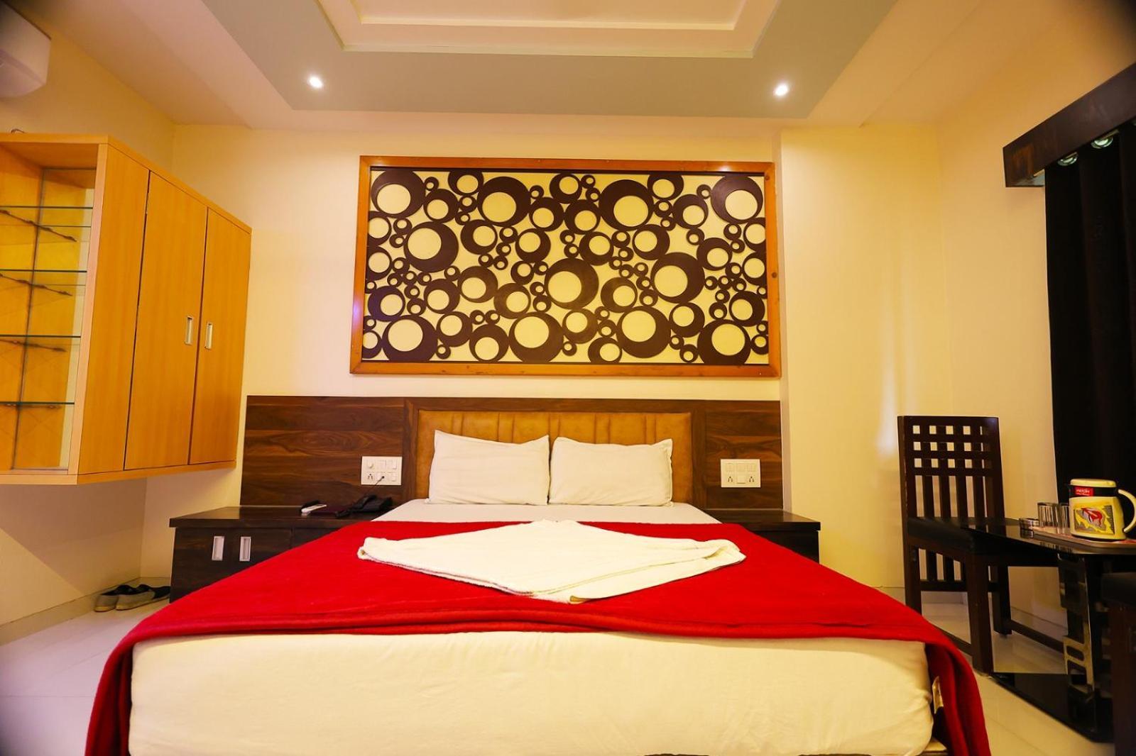 Hotel Horizon & Restaurant Сурат Екстериор снимка