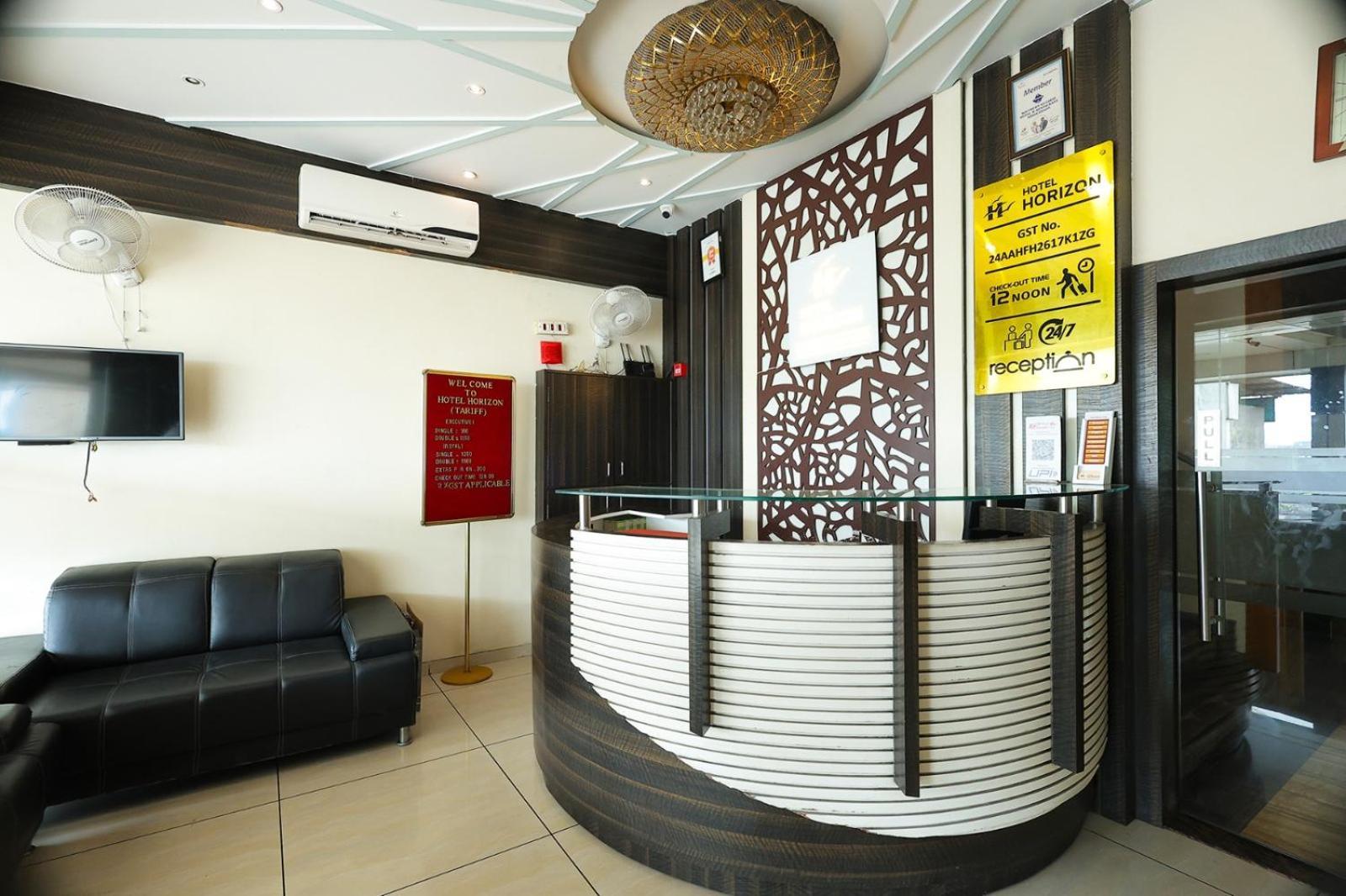 Hotel Horizon & Restaurant Сурат Екстериор снимка